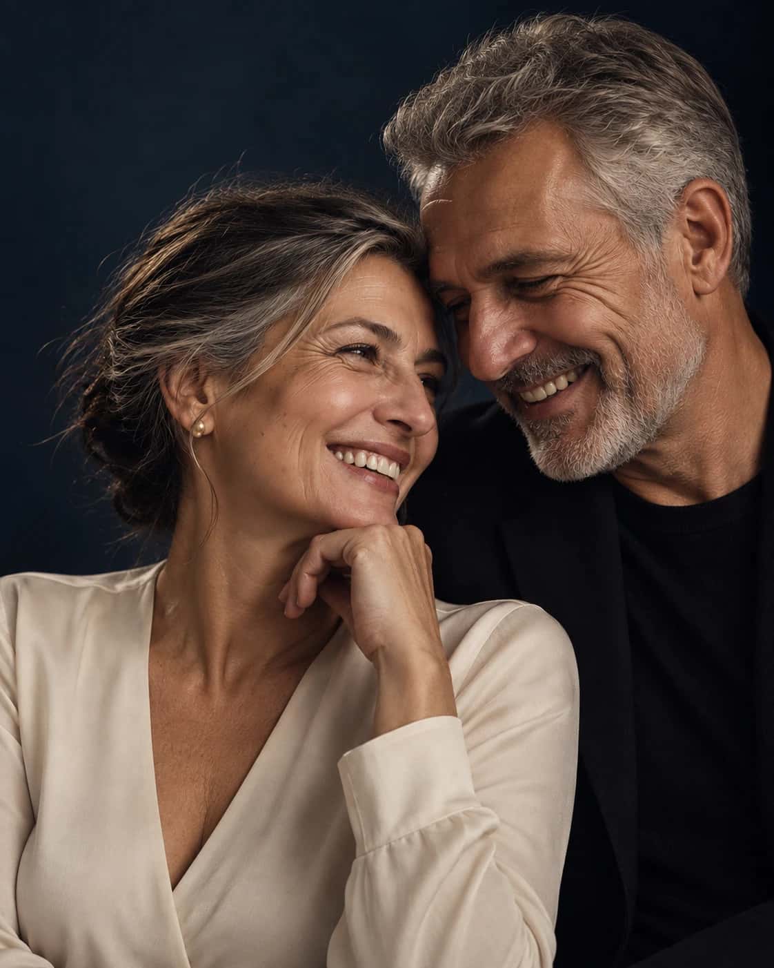 Cuplu de seniori zâmbind într-un portret de studio MegaDent